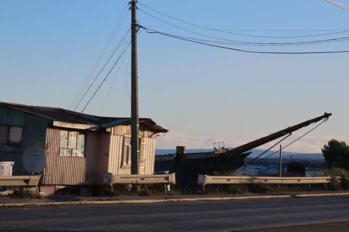 El barco Lonsdale junto a una casa